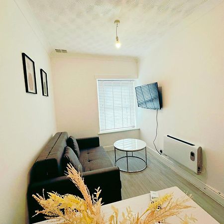 Modern & Stylish 1 Bedroom Flat In Bridgend Town Eksteriør billede