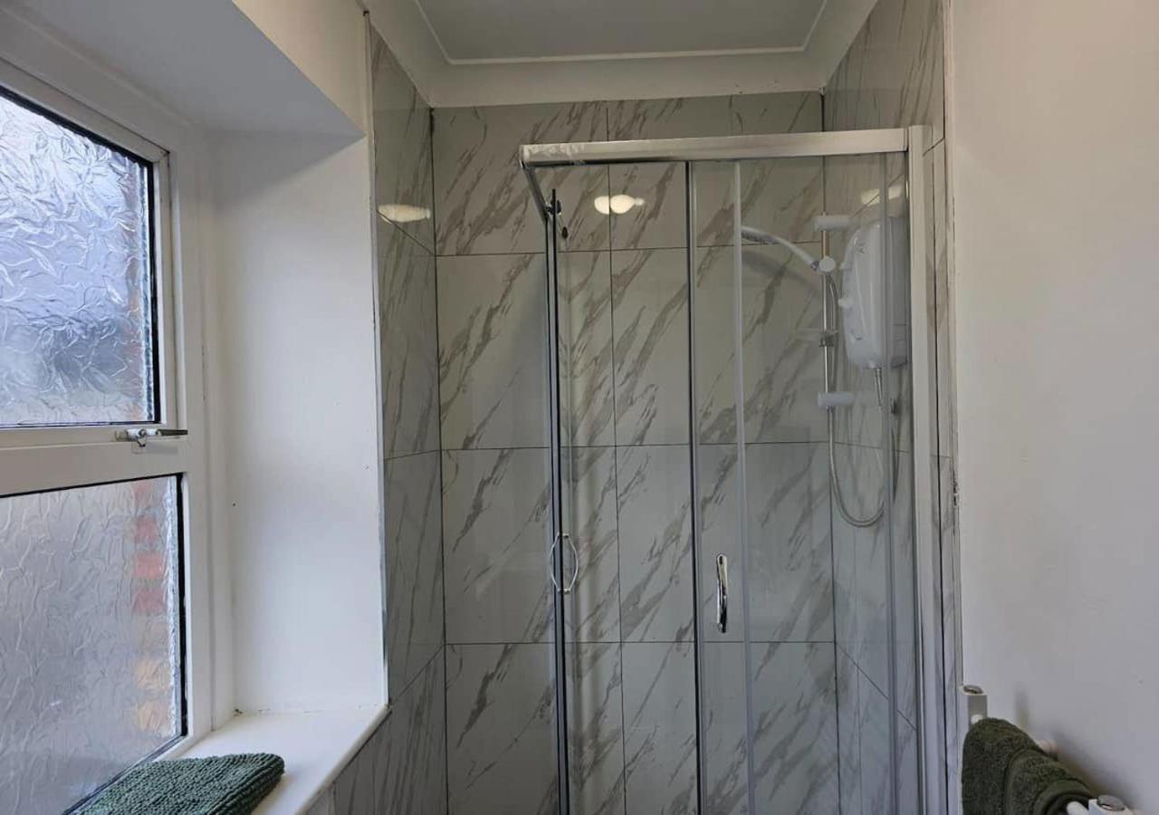 Modern & Stylish 1 Bedroom Flat In Bridgend Town Eksteriør billede