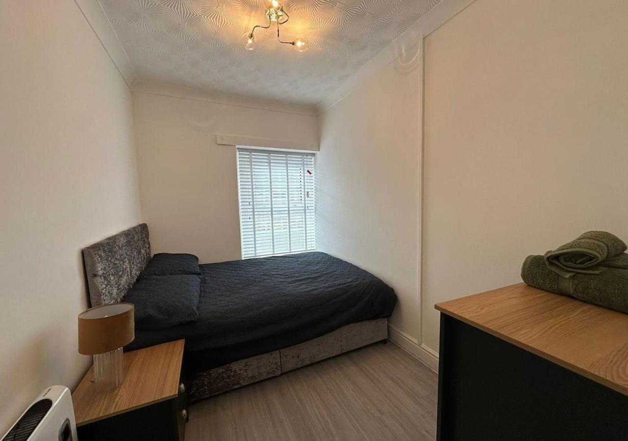 Modern & Stylish 1 Bedroom Flat In Bridgend Town Eksteriør billede