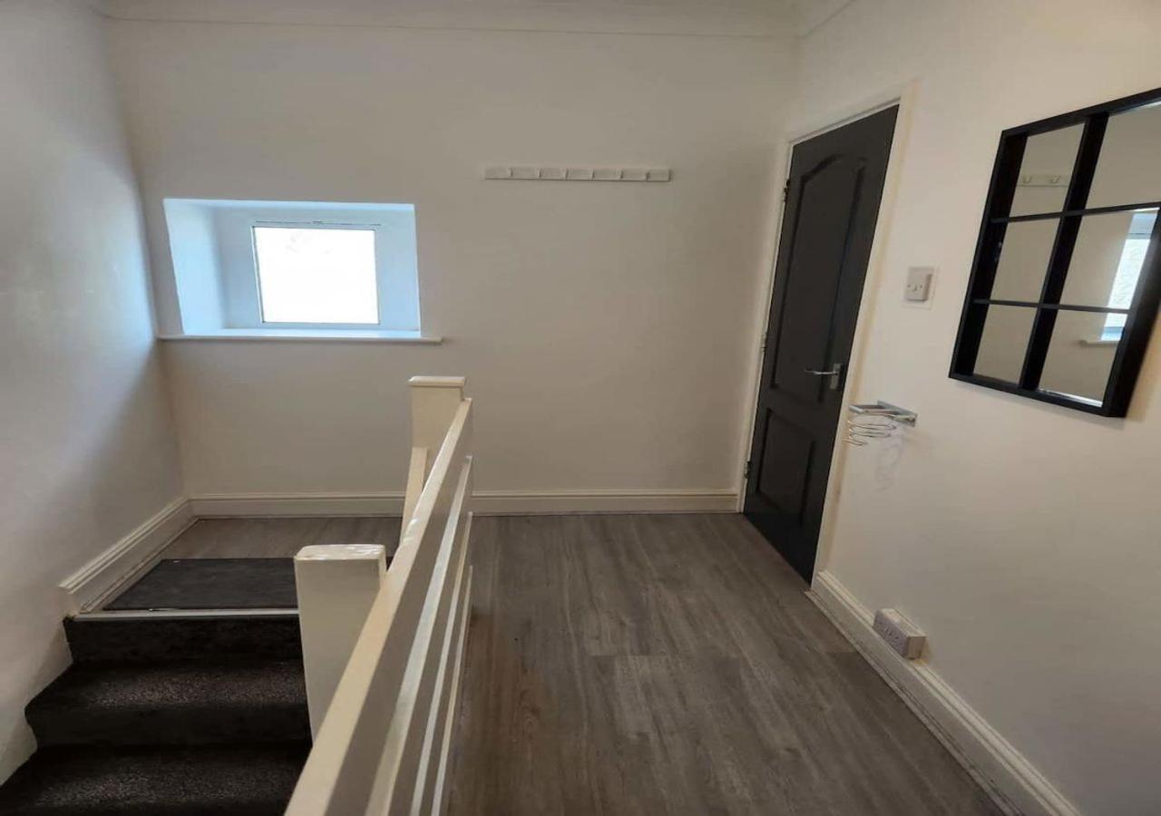 Modern & Stylish 1 Bedroom Flat In Bridgend Town Eksteriør billede
