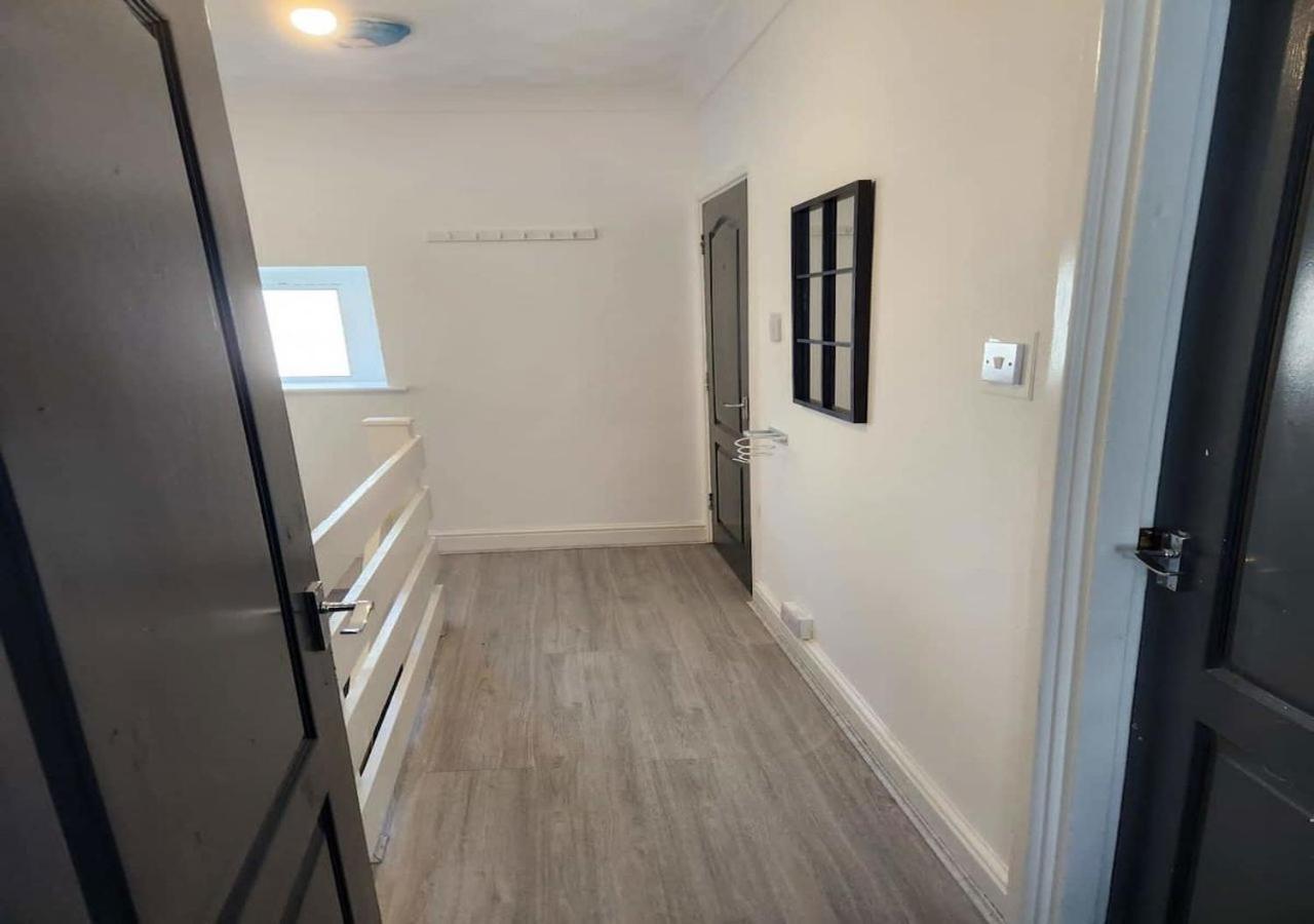 Modern & Stylish 1 Bedroom Flat In Bridgend Town Eksteriør billede