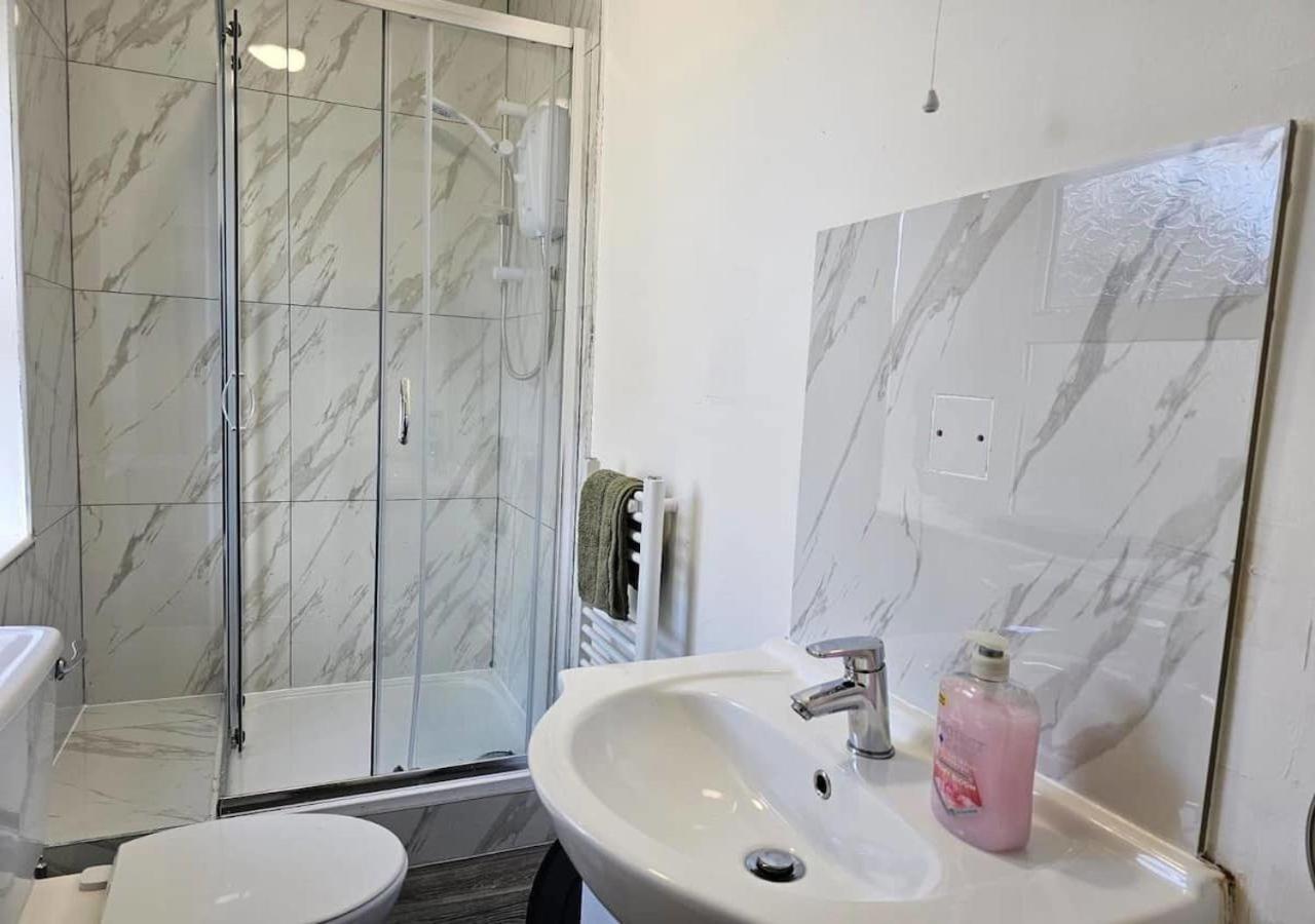 Modern & Stylish 1 Bedroom Flat In Bridgend Town Eksteriør billede
