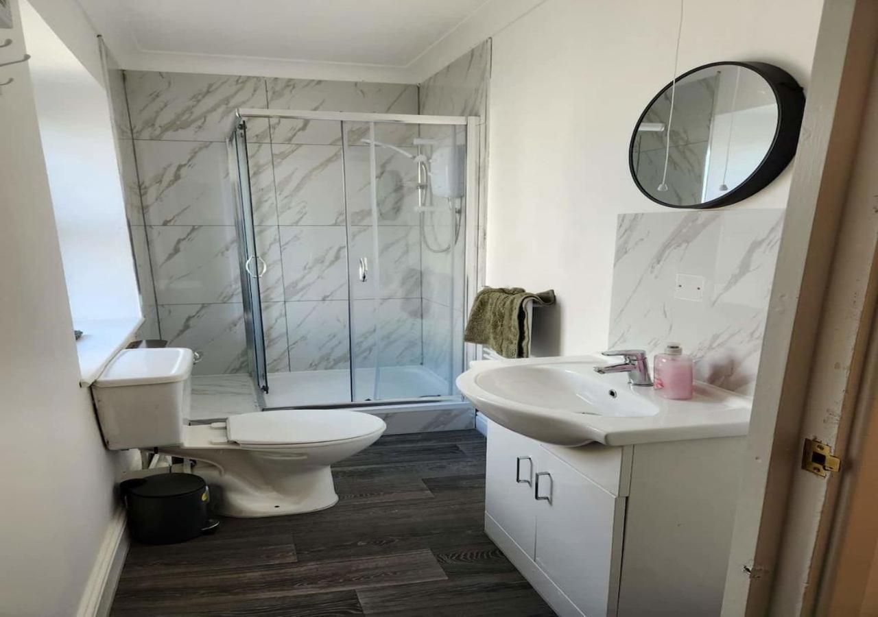 Modern & Stylish 1 Bedroom Flat In Bridgend Town Eksteriør billede