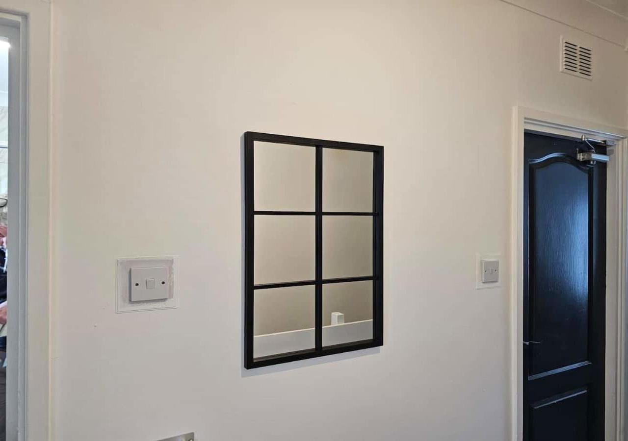 Modern & Stylish 1 Bedroom Flat In Bridgend Town Eksteriør billede