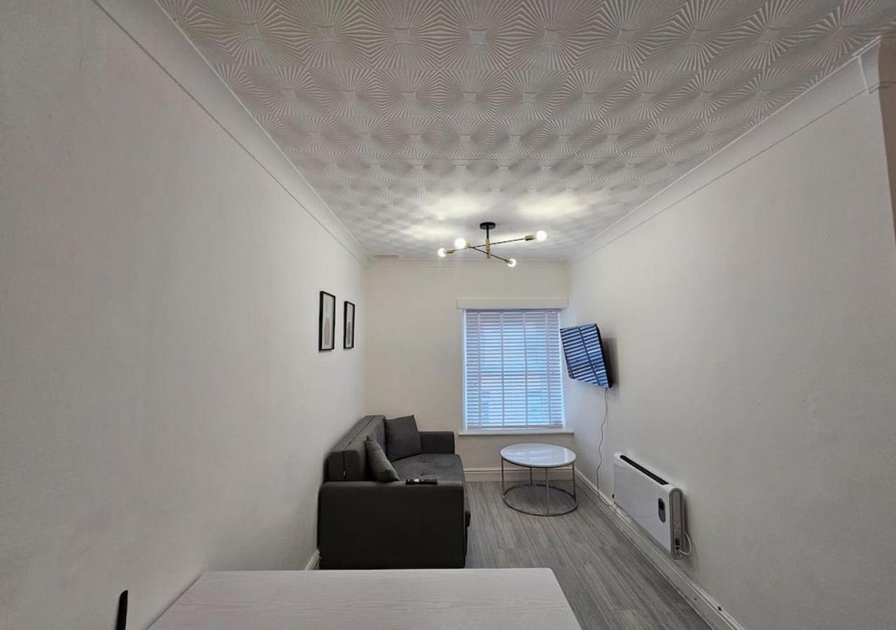 Modern & Stylish 1 Bedroom Flat In Bridgend Town Eksteriør billede